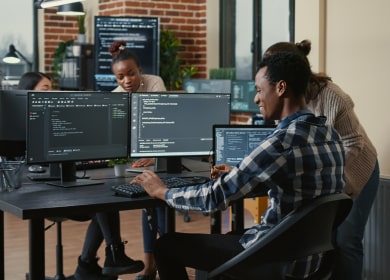 Équipe de développeurs travaillant ensemble sur des projets numériques