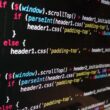 : Extrait de code JavaScript affichant la logique pour un en-tête collant dynamique.