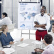 Personnes travaillant ensemble sur l'analyse de données