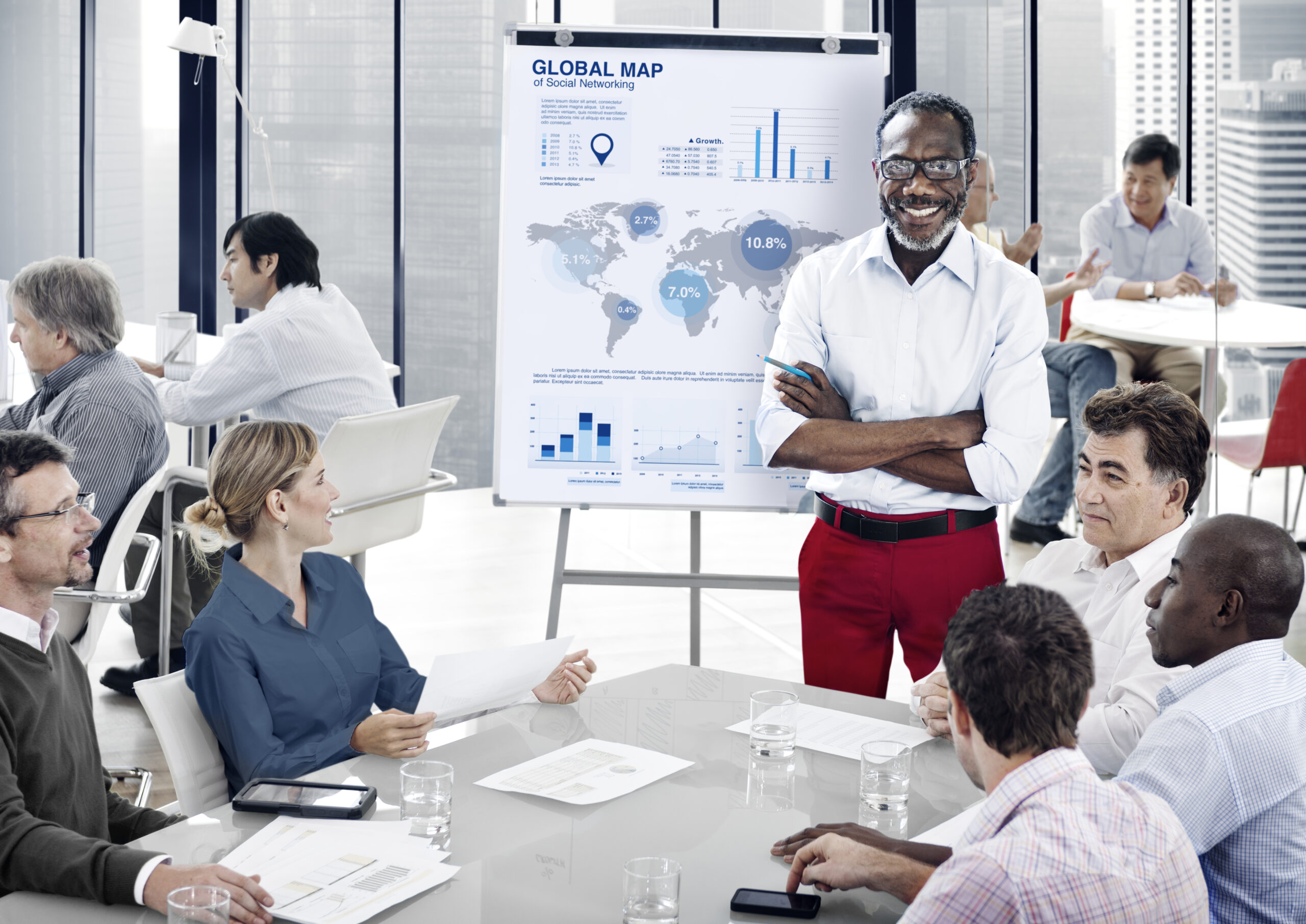 Personnes travaillant ensemble sur l'analyse de données