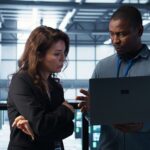 Équipe d’ingénieurs de données analysant des visualisations sur des tableaux de bord